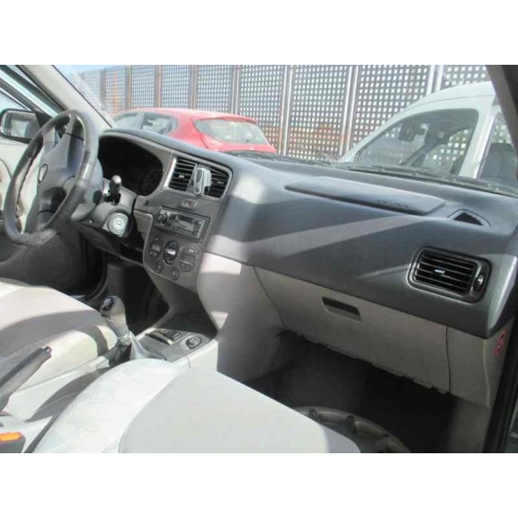 nissan primera berlina (p11) del año 2001