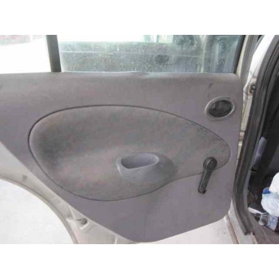 ford fiesta berlina del año 1996