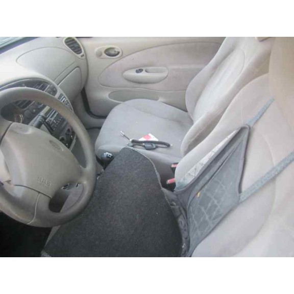 ford fiesta berlina del año 1996