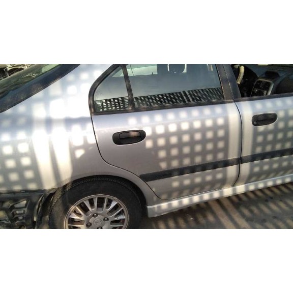 mitsubishi carisma berlina 5 (da0) del año 2003