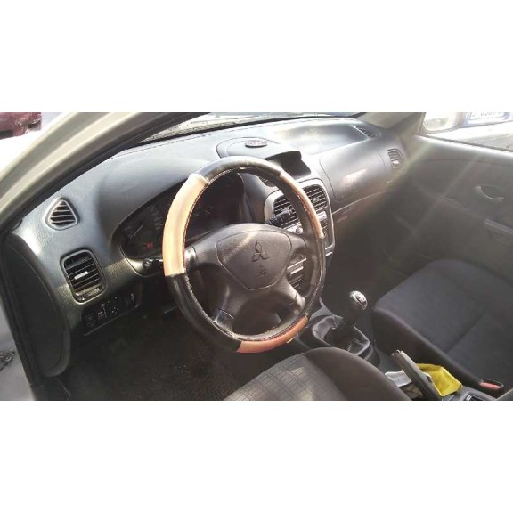 mitsubishi carisma berlina 5 (da0) del año 2003