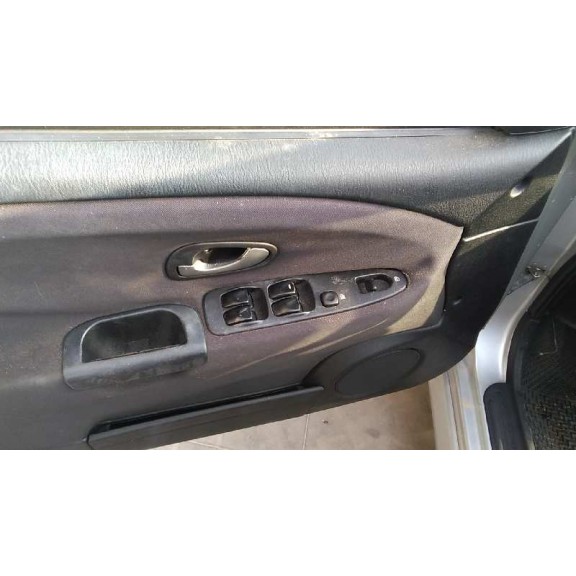 mitsubishi carisma berlina 5 (da0) del año 2003