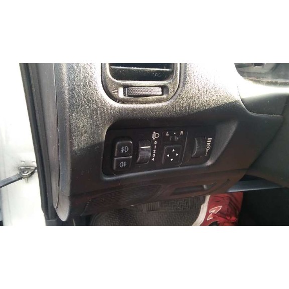 mitsubishi carisma berlina 5 (da0) del año 2003