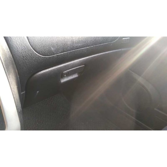 mitsubishi carisma berlina 5 (da0) del año 2003