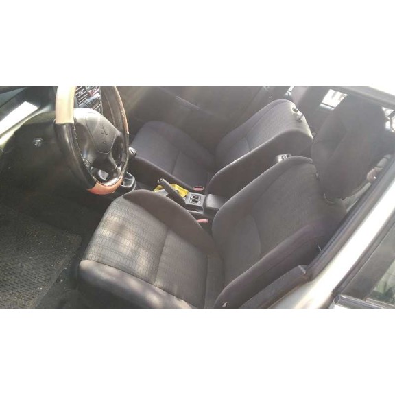 mitsubishi carisma berlina 5 (da0) del año 2003