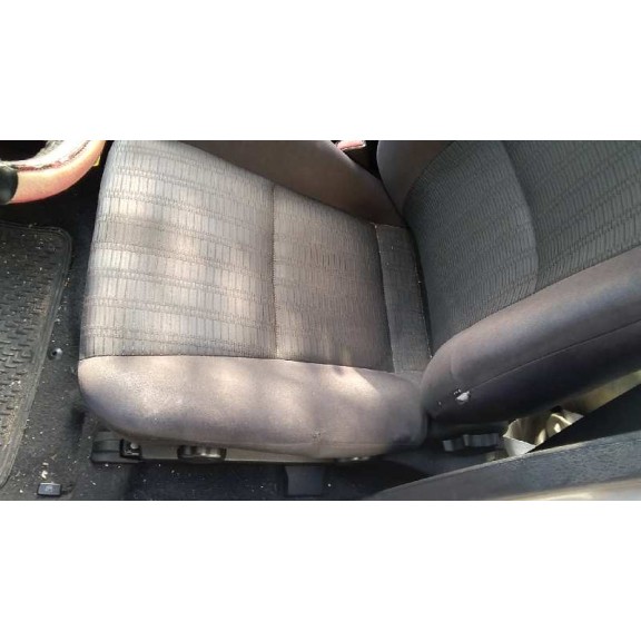 mitsubishi carisma berlina 5 (da0) del año 2003