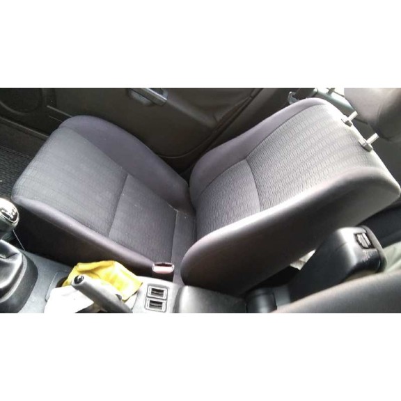 mitsubishi carisma berlina 5 (da0) del año 2003