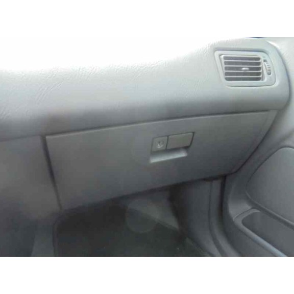 toyota avensis berlina (t 22) del año 1999