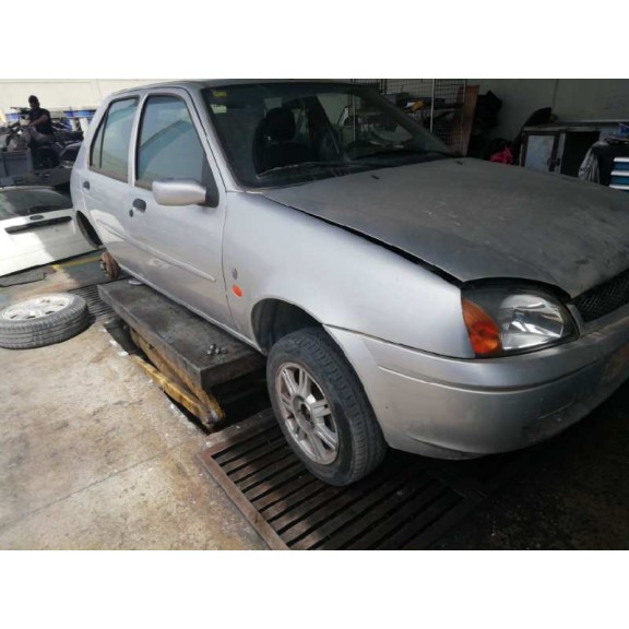 ford fiesta berlina del año 2001