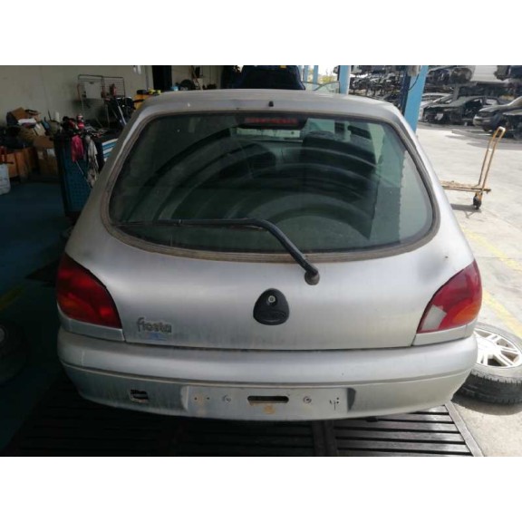 ford fiesta berlina del año 2001