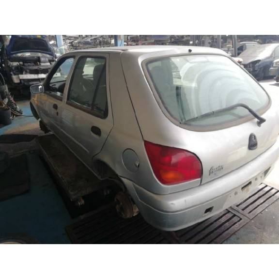 ford fiesta berlina del año 2001