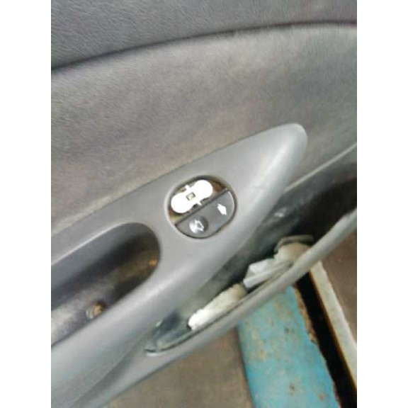 ford fiesta berlina del año 2001