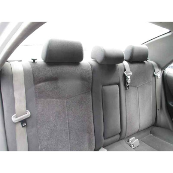 mazda 323 berl. f/s (bj) del año 2001