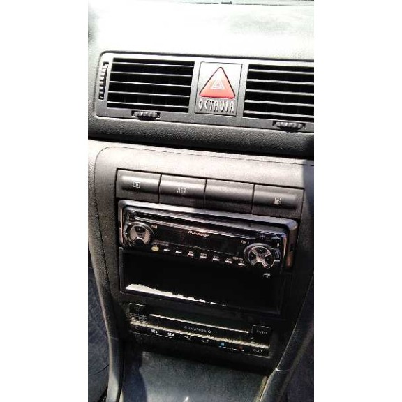 skoda octavia berlina (1u2) del año 2002