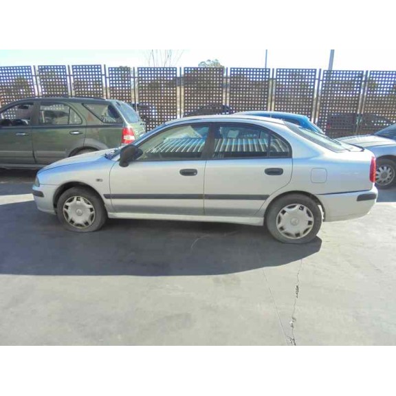 mitsubishi carisma berlina 5 (da0) del año 2001