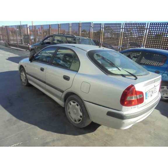 mitsubishi carisma berlina 5 (da0) del año 2001