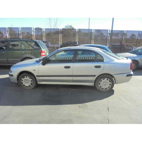 mitsubishi carisma berlina 5 (da0) del año 2001