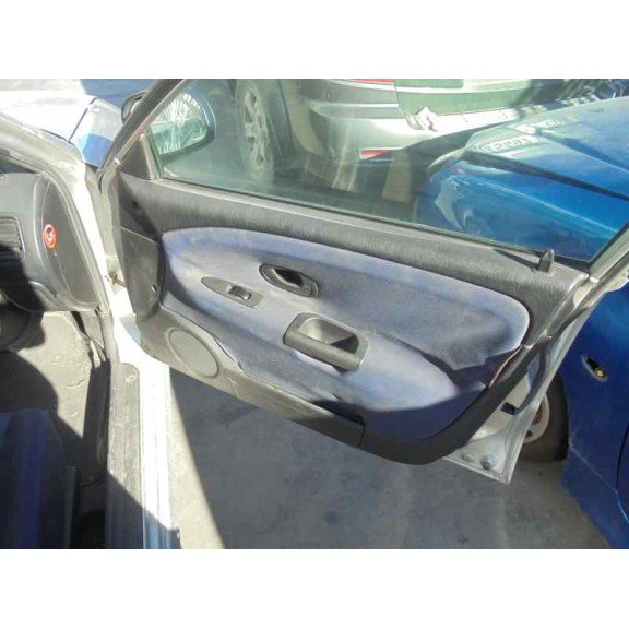 mitsubishi carisma berlina 5 (da0) del año 2001