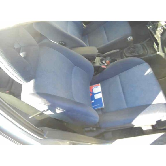 mitsubishi carisma berlina 5 (da0) del año 2001