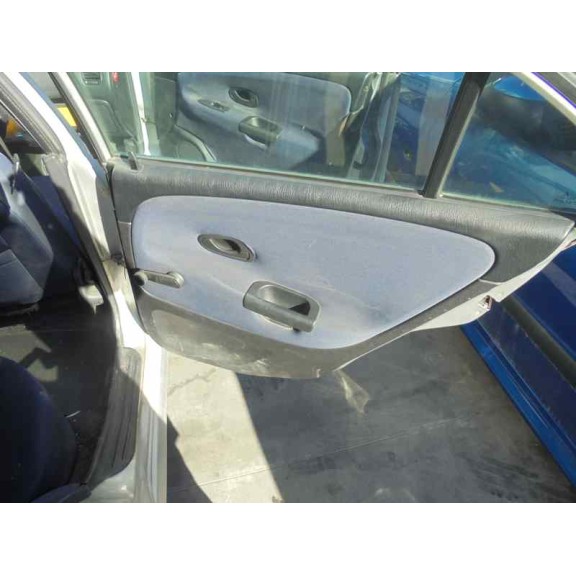 mitsubishi carisma berlina 5 (da0) del año 2001