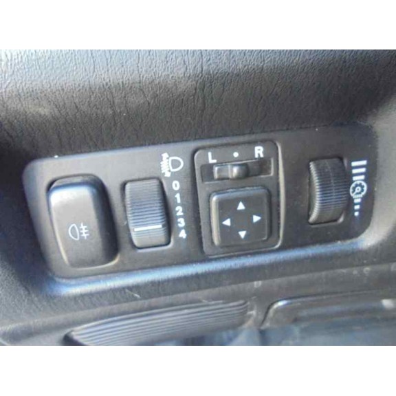 mitsubishi carisma berlina 5 (da0) del año 2001