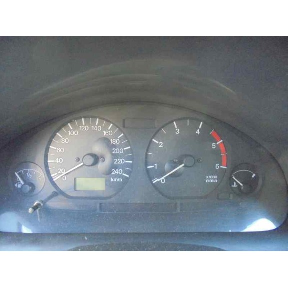 mitsubishi carisma berlina 5 (da0) del año 2001