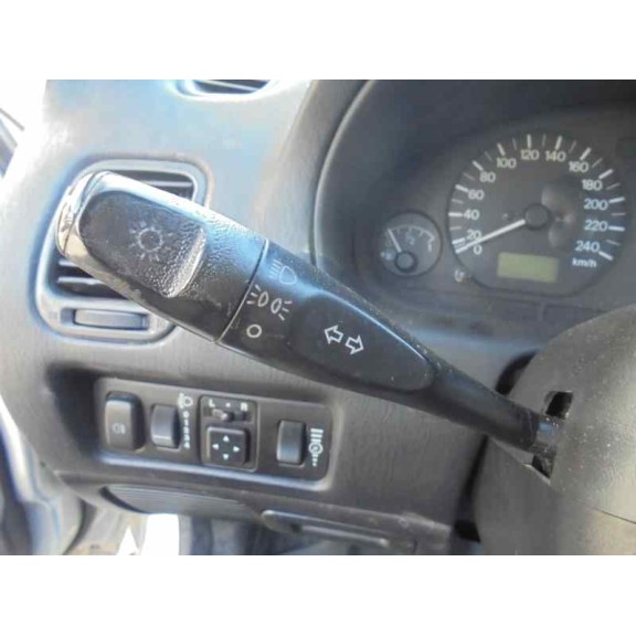 mitsubishi carisma berlina 5 (da0) del año 2001