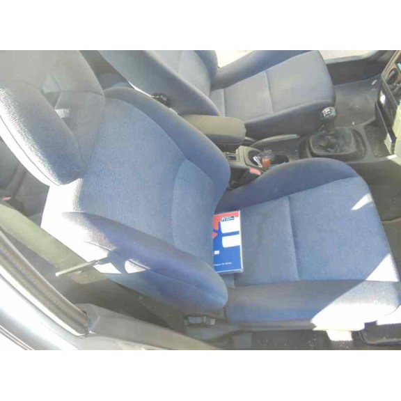 mitsubishi carisma berlina 5 (da0) del año 2001