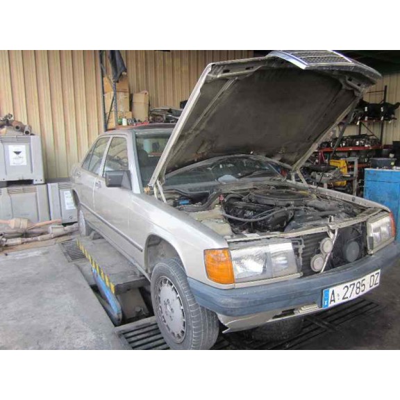 mercedes-benz clase c (w201) berlina del año 1985