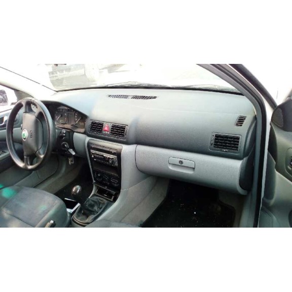 skoda octavia berlina (1u2) del año 2000