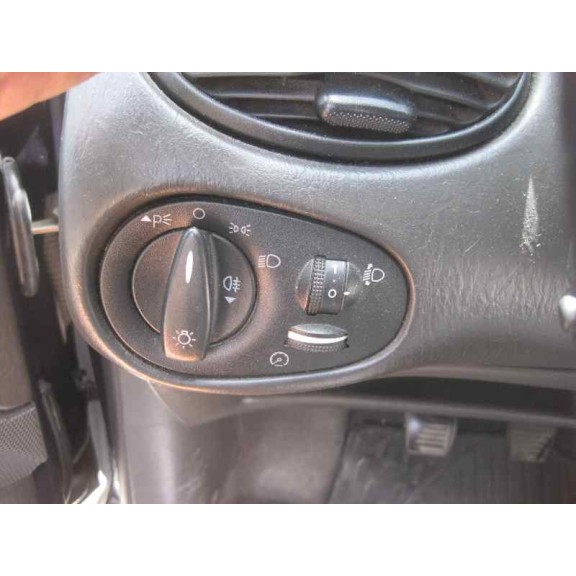 ford focus berlina (cak) del año 2000