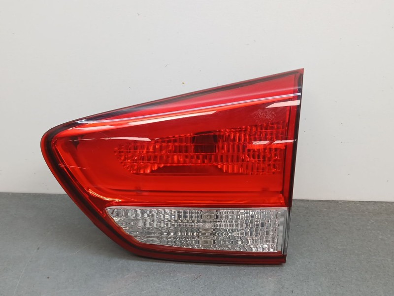 Recambio de piloto trasero derecho interior para kia carens iv 1.7 crdi referencia OEM IAM 92404a4  