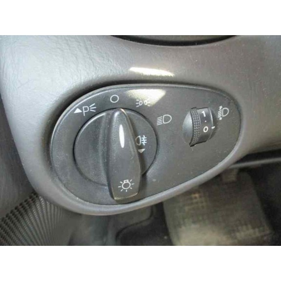 ford focus berlina (cak) del año 2000