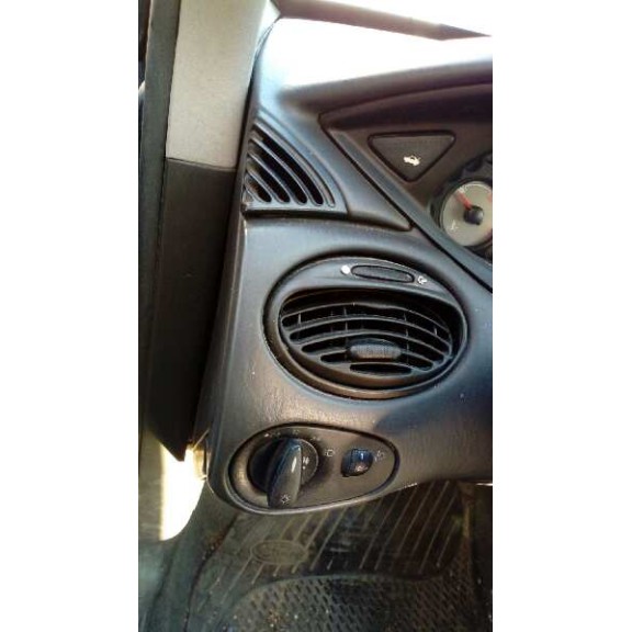 ford focus berlina (cak) del año 2000