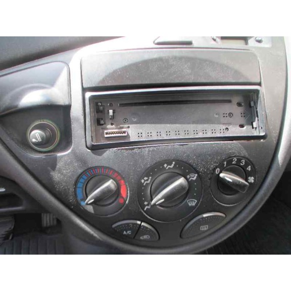 ford focus berlina (cak) del año 2000