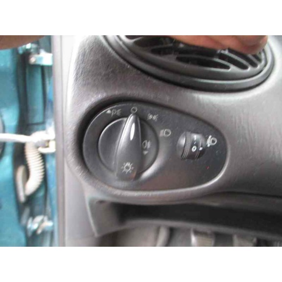 ford focus berlina (cak) del año 2001