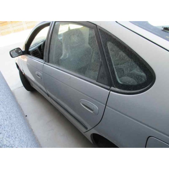 toyota avensis berlina (t 22) del año 2000