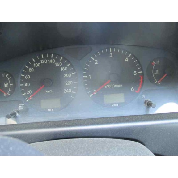 toyota avensis berlina (t 22) del año 2000