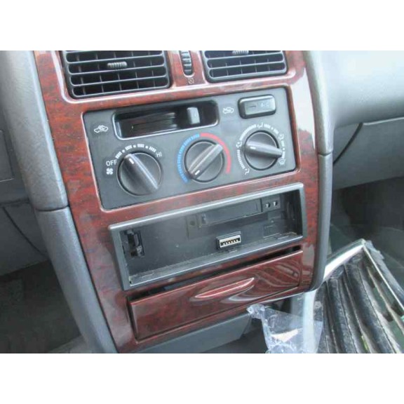 toyota avensis berlina (t 22) del año 2000