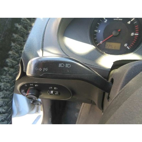 seat ibiza (6l1) del año 2002