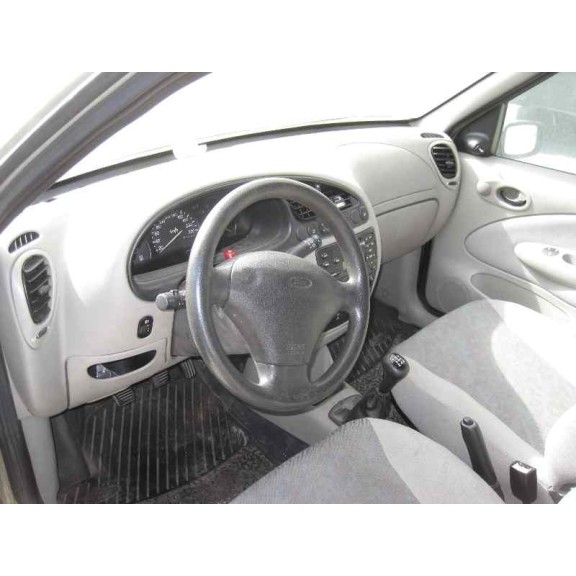 ford fiesta berlina del año 1999