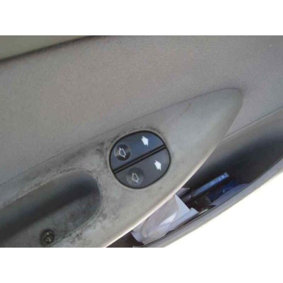 ford fiesta berlina del año 1999