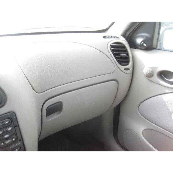 ford fiesta berlina del año 1999