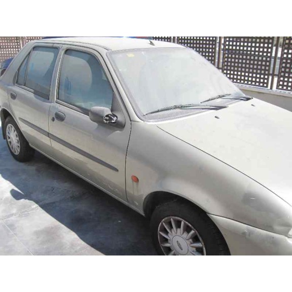 ford fiesta berlina del año 1999