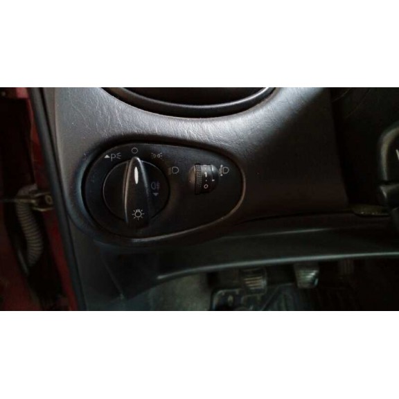 ford focus berlina (cak) del año 2000