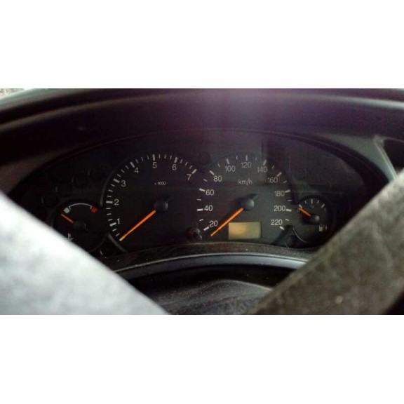 ford focus berlina (cak) del año 2000