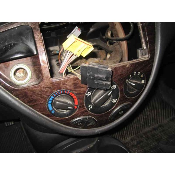 ford focus berlina (cak) del año 2000