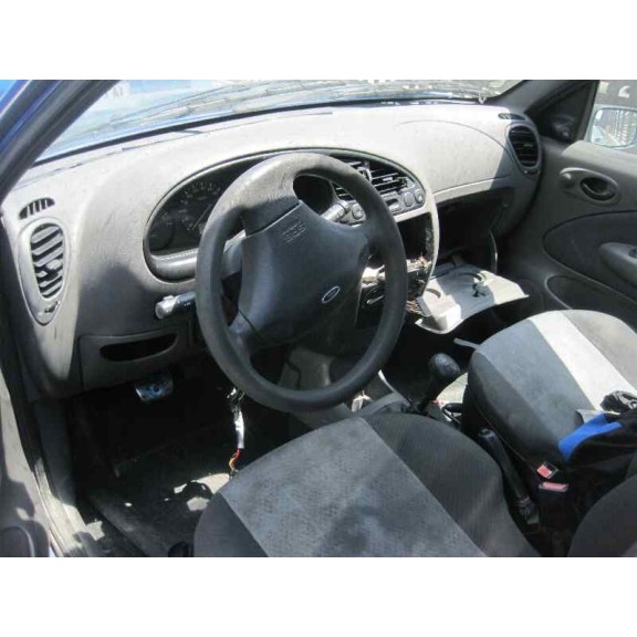 ford fiesta berlina del año 2000