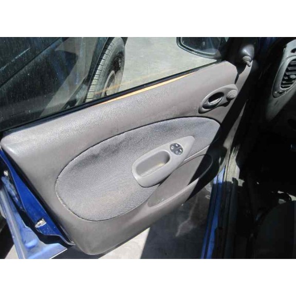 ford fiesta berlina del año 2000