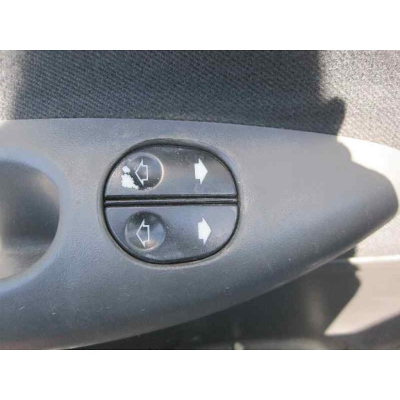 ford fiesta berlina del año 2000